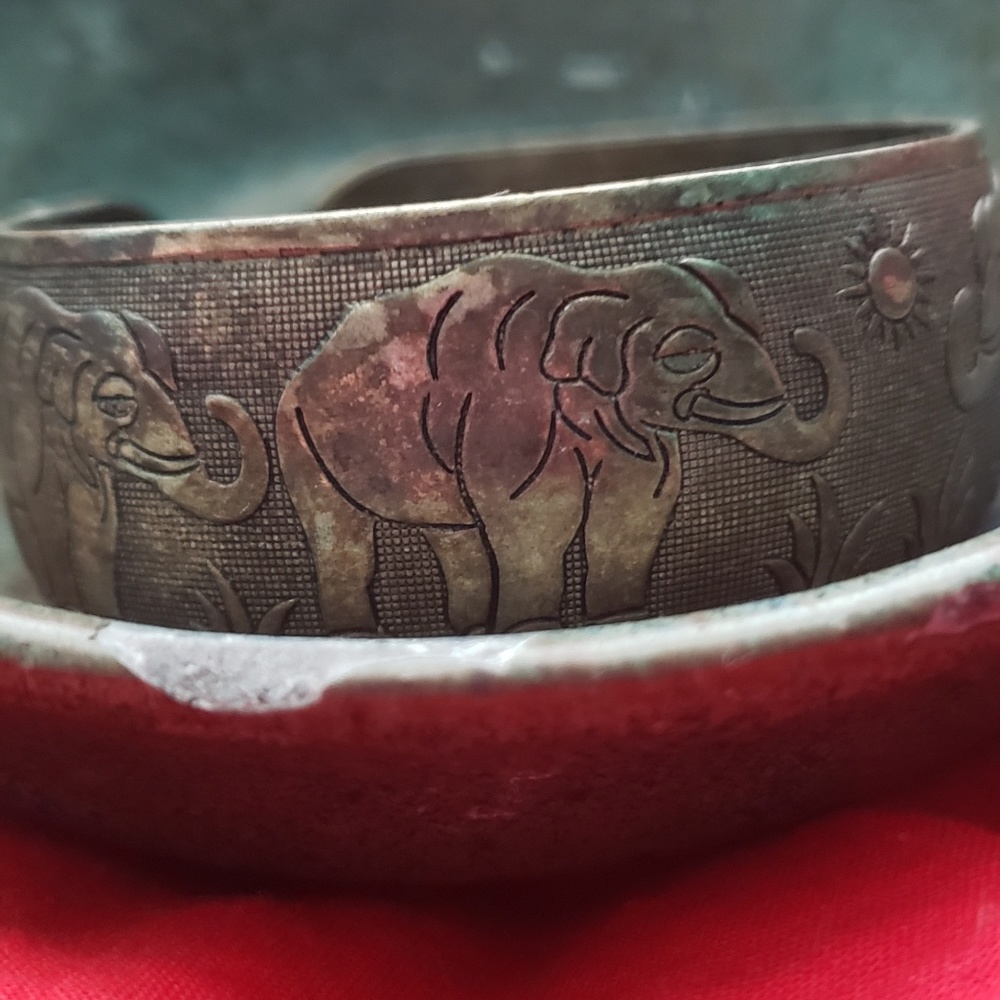 Elegant tribal design bracelet